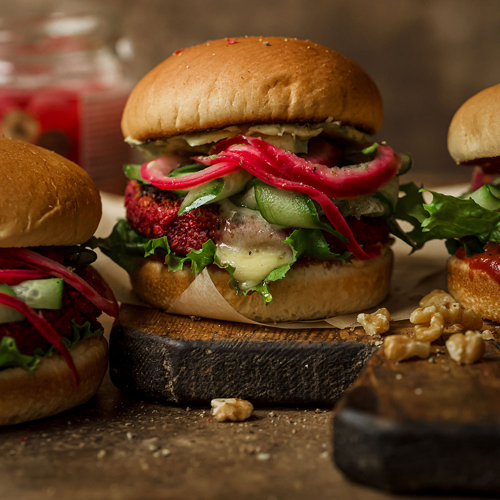 Beetroot and walnut burgers- vegetarian burger fakeaway